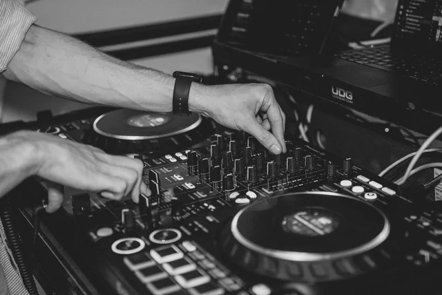 Jannik Trenz am DJ-Mischpult