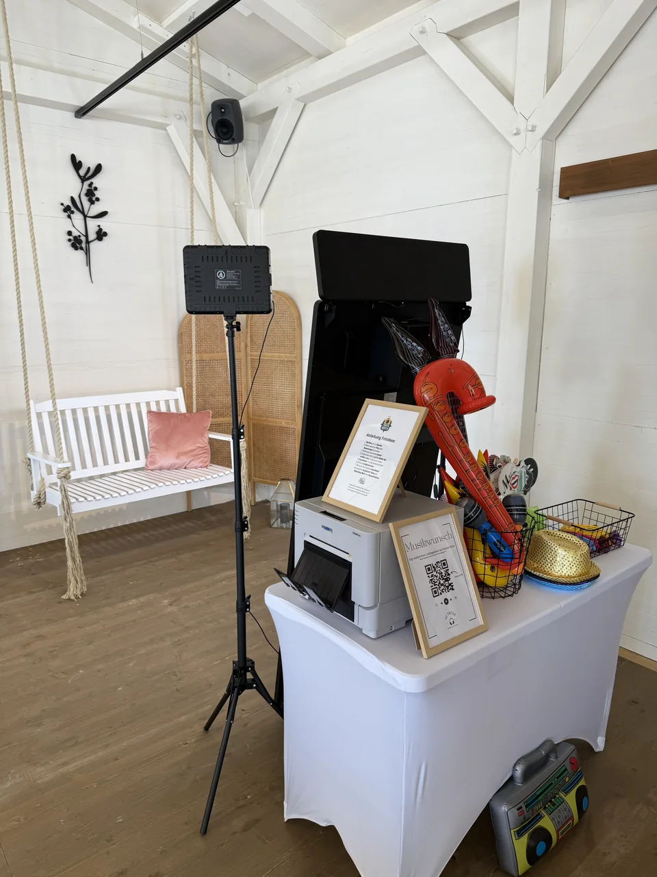 Imprimante photo et accessoires sur une table blanche