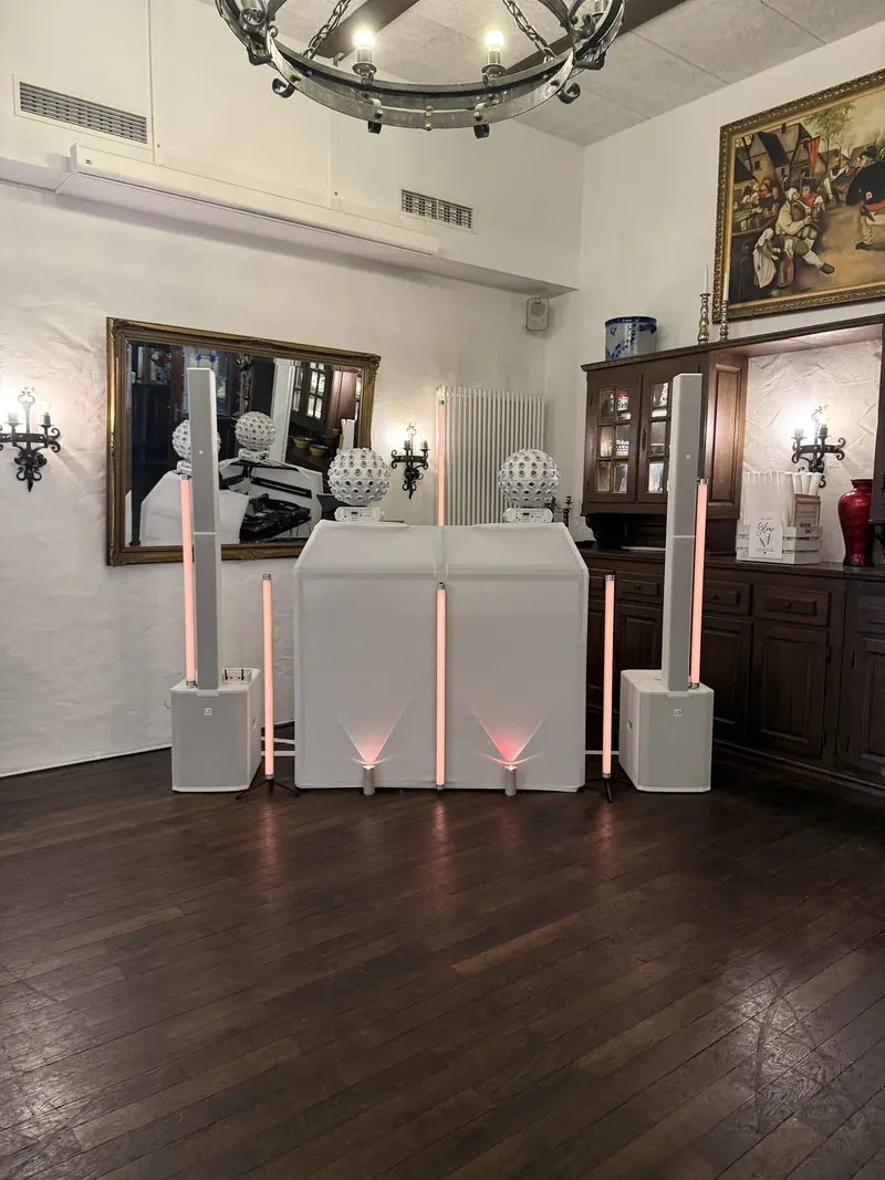 Weiße Ton- und Lichttechnik von Jannik Trenz in einer Hochzeitslocation